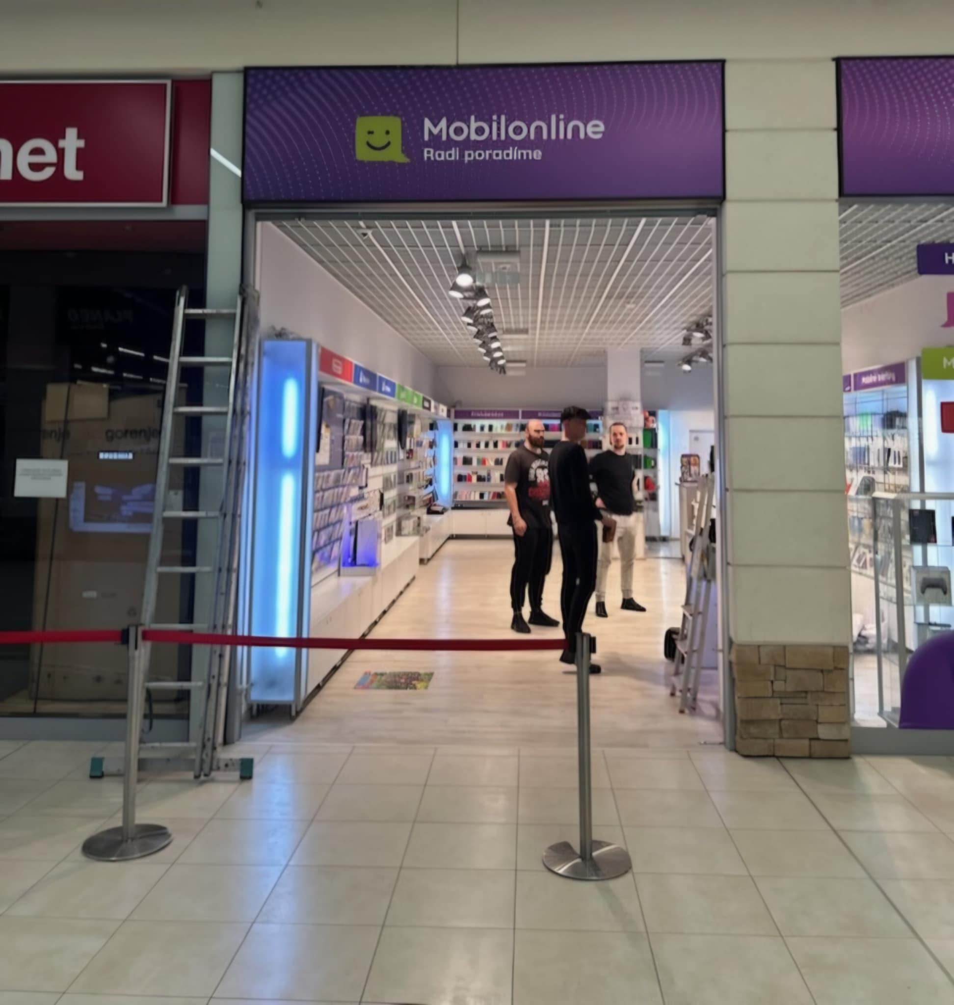 Kompletný polep predajného miesta – vstupné dvere a sklenené plochy ,  branding ,  tlač nálepiek