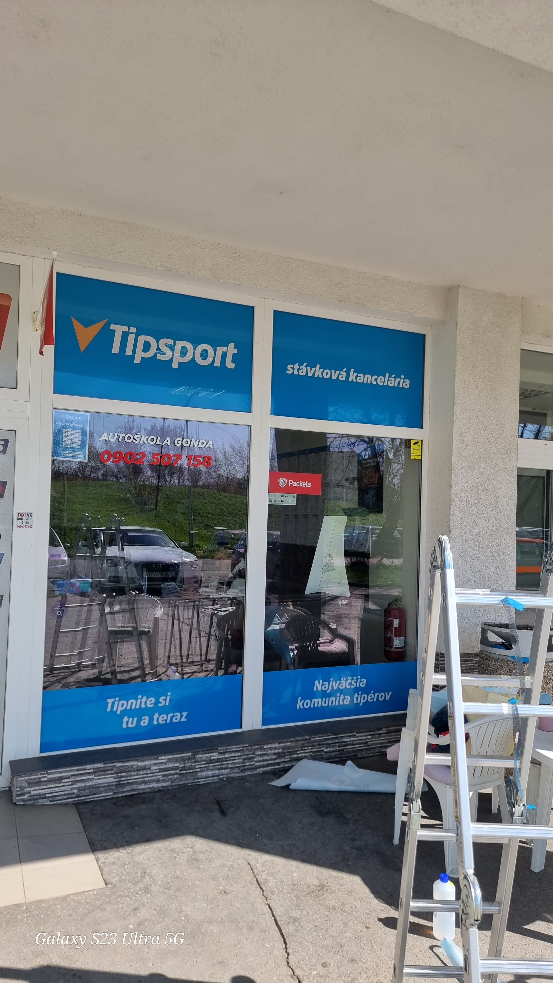 Predajné miesto s reklamnou grafikou – veľkoformátová tlač od TEKNOŠ PRINT